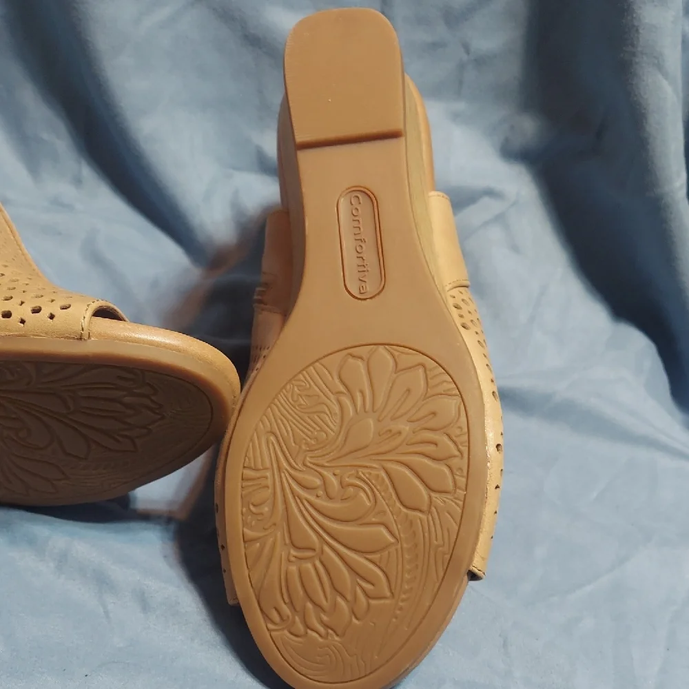 Comfortiva Skylynne Tan Leather Perforated Wedge Sandals Peep Toe Slingback Sz 9